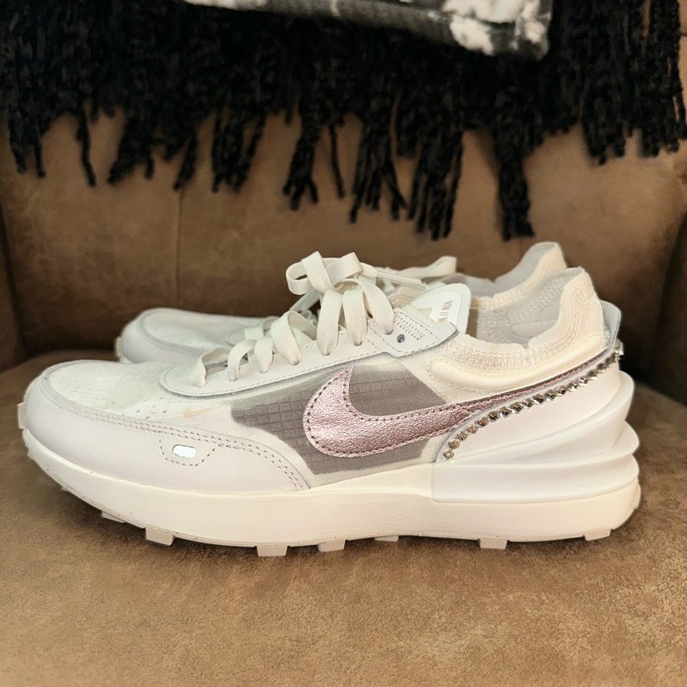 Nike Womenโs Waffle One Shoes - Picture 6 of 8